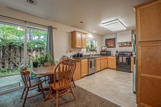 295 Tolman Creek Rd in Ashland, OR - Building Photo - Building Photo