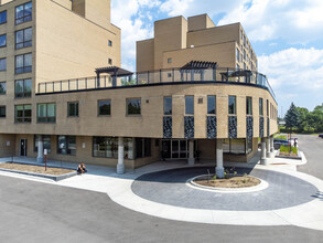 Mackenzie Square in Richmond Hill, ON - Building Photo - Building Photo