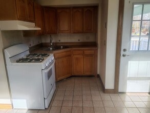 40 Beaver Brook Rd, Unit #3 in Danbury, CT - Foto de edificio - Building Photo