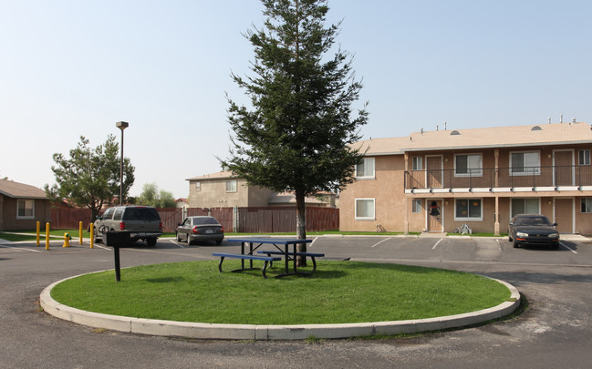 Kristine Apartments in Bakersfield, CA - Building Photo - Building Photo