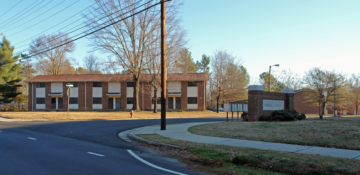 Damar Court in Durham, NC - Foto de edificio