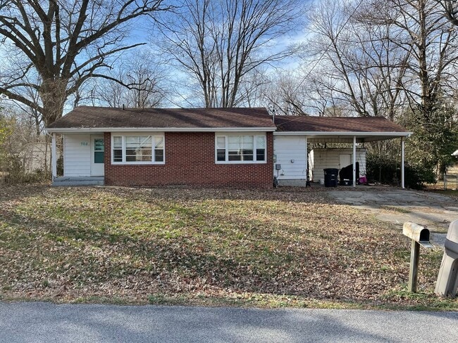 704 N Almond St in Carbondale, IL - Building Photo - Building Photo