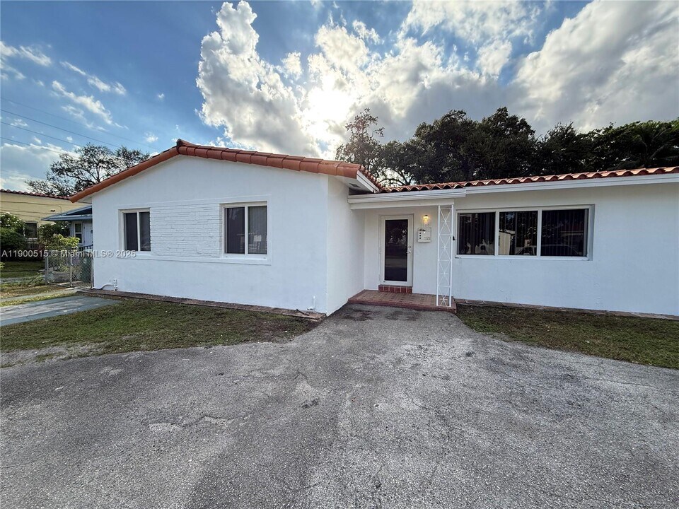 1120 NW 32nd Ct in Miami, FL - Building Photo