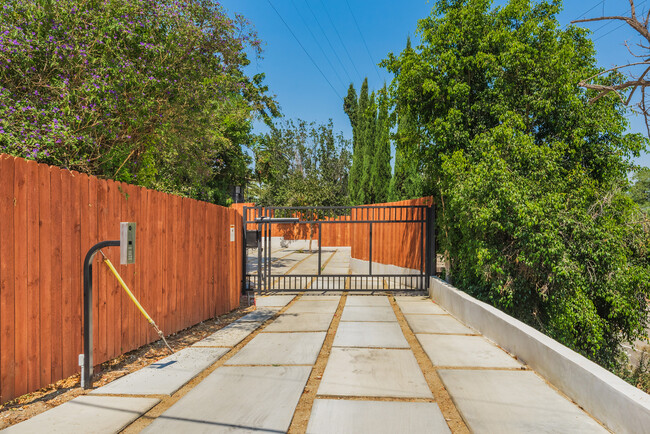 2290 Riverside Dr in Los Angeles, CA - Building Photo - Building Photo