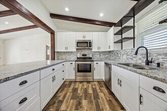 11802 Sleepy Hollow Rd in Manchaca, TX - Building Photo - Building Photo