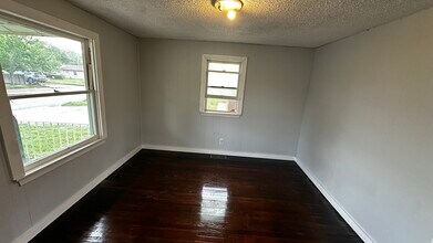 1201 E 8th Ave in Hutchinson, KS - Building Photo - Building Photo