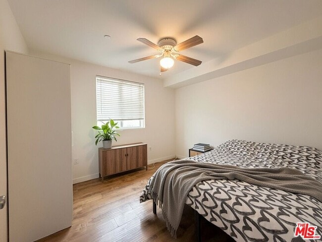 1254 W 37th Dr in Los Angeles, CA - Building Photo - Building Photo