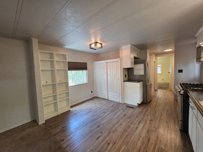 property at 2800 S White Mountain Rd
