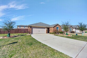100 Houston Pl in Venus, TX - Foto de edificio - Building Photo