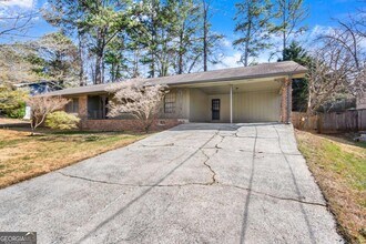 5662 Grist Stone Dr SW in Lilburn, GA - Building Photo - Building Photo