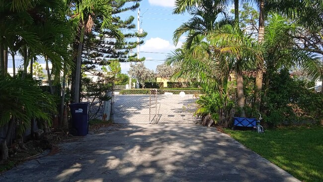 330 NW 127th Ave in Miami, FL - Building Photo - Building Photo