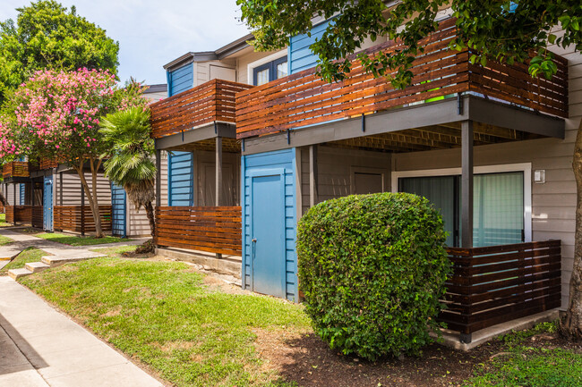 Alamo Estates in San Antonio, TX - Foto de edificio - Building Photo