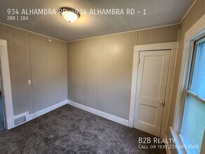 934 Alhambra Rd in Cleveland, OH - Foto de edificio - Building Photo