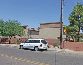 Mountain Creek Apartments in Phoenix, AZ - Building Photo - Building Photo