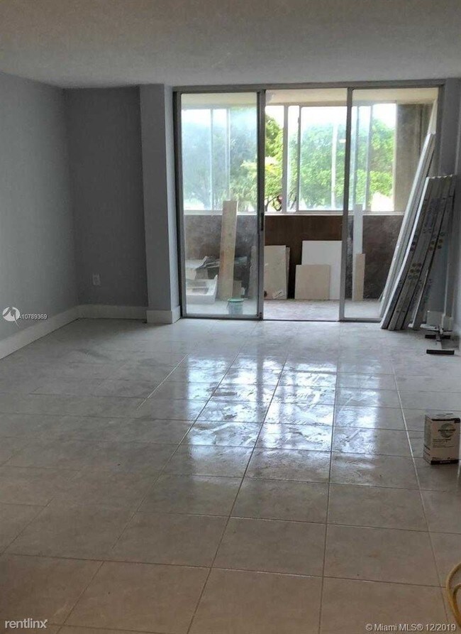 6861 SW 147th Ave in Miami, FL - Foto de edificio - Building Photo