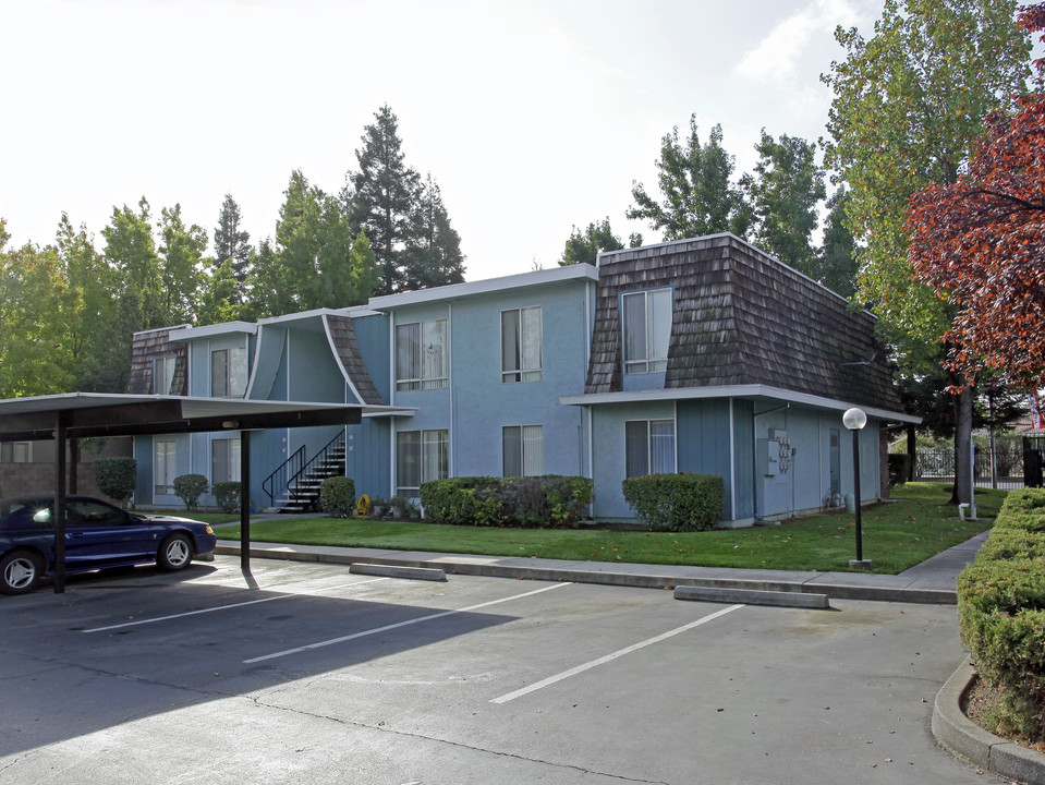 Brittany Arms Apartments in Sacramento, CA - Building Photo