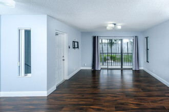 1005 Green Pine Blvd in West Palm Beach, FL - Building Photo - Building Photo