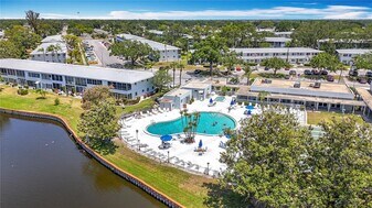 8425 112th St N in Seminole, FL - Building Photo