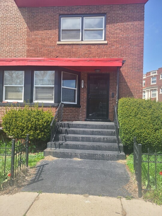 2432 E 73rd St in Chicago, IL - Building Photo