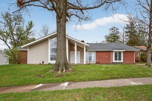 495 Baywillow Dr in Ballwin, MO - Building Photo