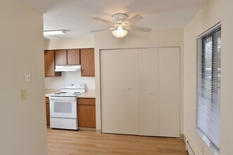 Meadowbrook Lake Apartments in Stow, OH - Building Photo - Building Photo