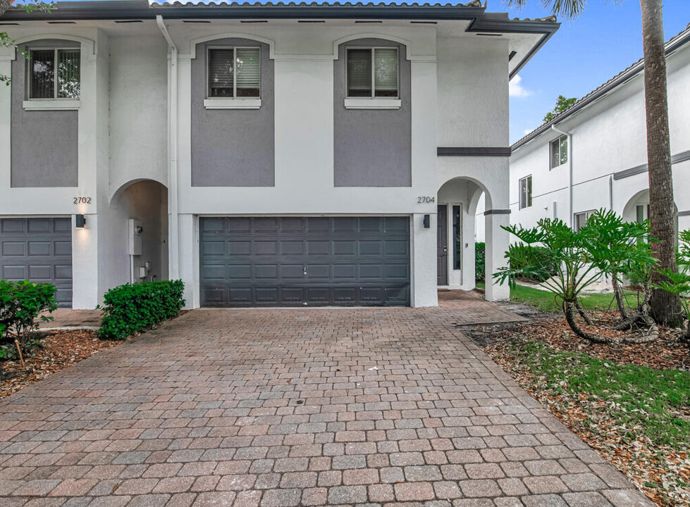 2704 Treasure Cove Cir in Fort Lauderdale, FL - Building Photo