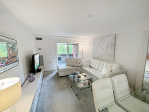100 Rosemary Way in Needham, MA - Foto de edificio - Building Photo