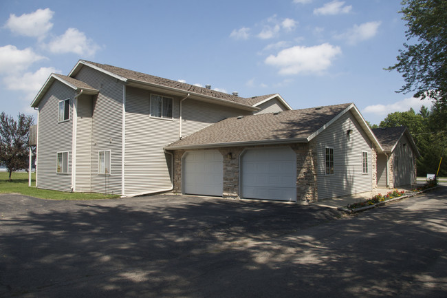 140 Veterans Rd in Stoughton, WI - Building Photo - Building Photo