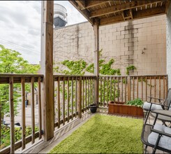 2523 N California Ave, Unit 2 in Chicago, IL - Foto de edificio - Building Photo