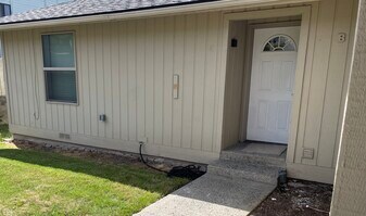 201 N 80th Ave, Unit B in Yakima, WA - Building Photo