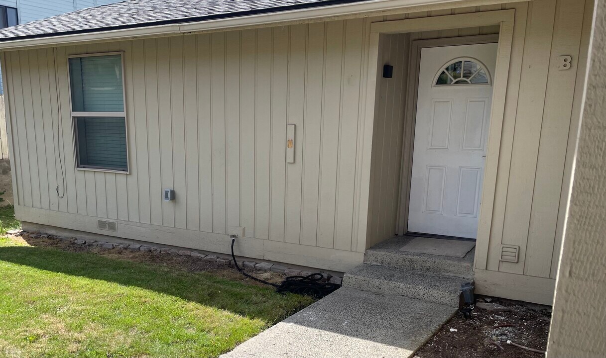 201 N 80th Ave, Unit B in Yakima, WA - Foto de edificio