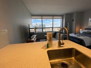 207 S Desplaines St in Chicago, IL - Building Photo - Building Photo