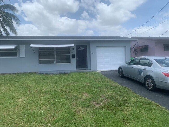 2761 NW 69th Ave in Sunrise, FL - Building Photo - Building Photo