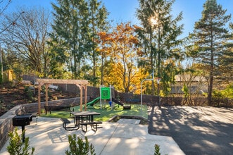 15610 8th Ave SW, Unit 103 in Burien, WA - Foto de edificio - Building Photo