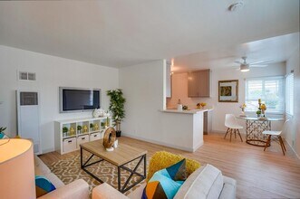 359 E Esther St in Long Beach, CA - Building Photo - Building Photo