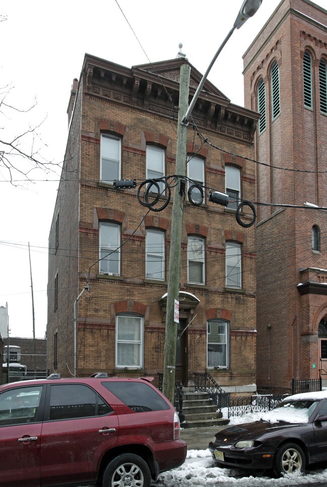 135 Bowers St in Jersey City, NJ - Building Photo - Building Photo
