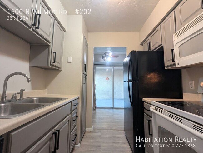 1600 N Wilmot Rd in Tucson, AZ - Building Photo - Building Photo