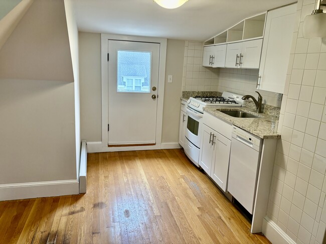 14 Abbott St, Unit 3 in Wellesley, MA - Building Photo - Building Photo