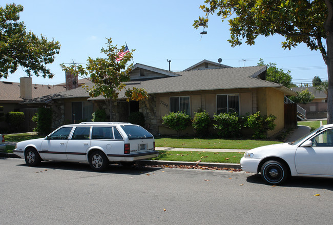 7592 Amazon Dr in Huntington Beach, CA - Building Photo - Building Photo