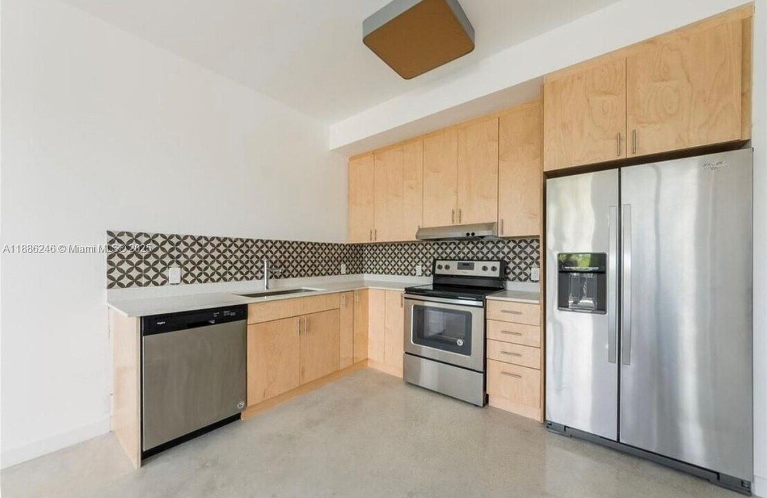 761 NW 1st St in Miami, FL - Building Photo