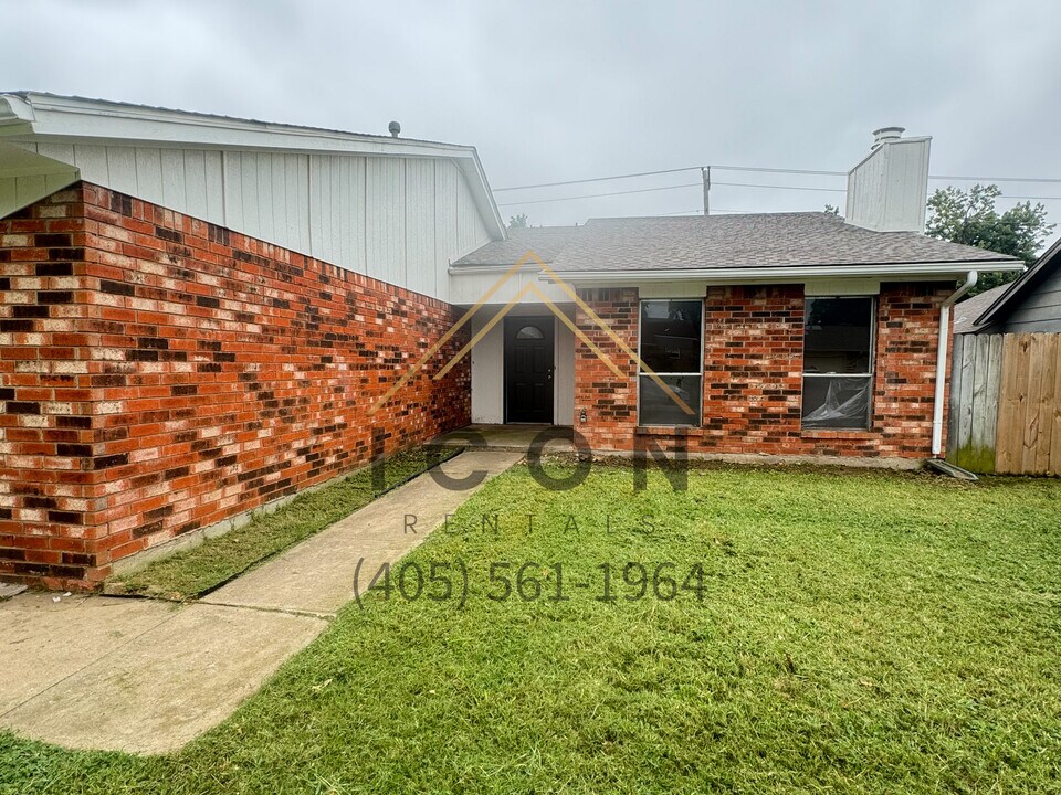 744 Royal Ln in Yukon, OK - Building Photo