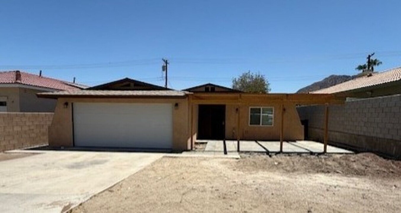 52300 Avenida Obregon in La Quinta, CA - Building Photo