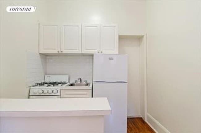 212 W 16th St in New York, NY - Building Photo - Building Photo