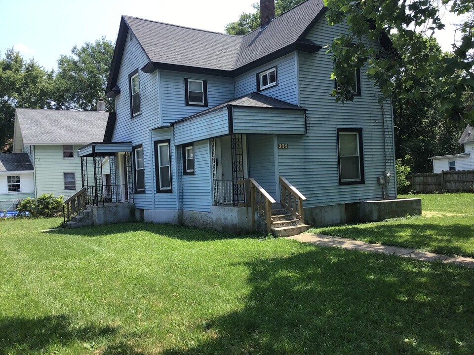 235 Royal Ave in Rockford, IL - Building Photo