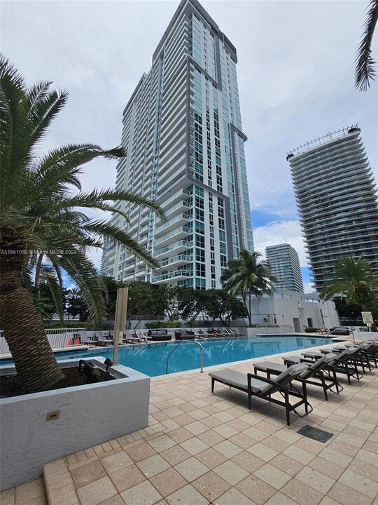 1060 Brickell Ave, Unit 2513 in Miami, FL - Building Photo