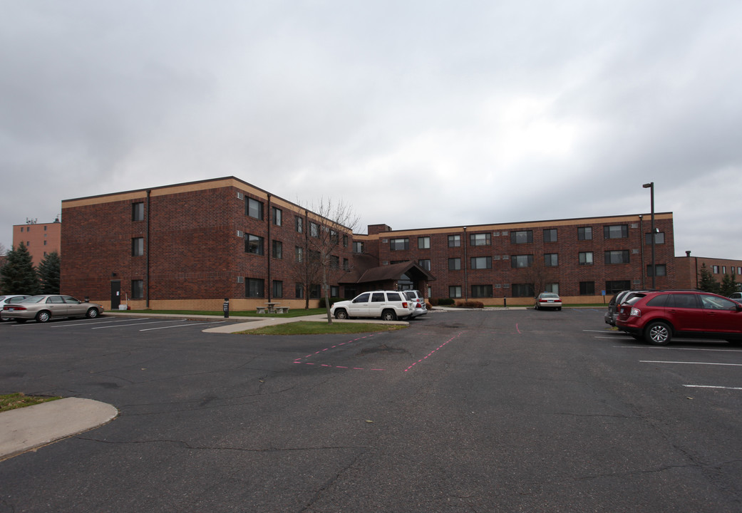 Benet Place in St. Cloud, MN - Building Photo