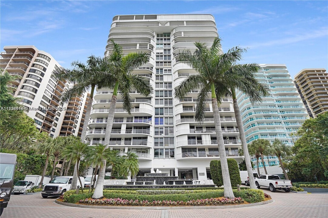 10155 Collins Ave, Unit 406 in Bal Harbour, FL - Foto de edificio