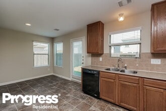 20730 Dickinson Manor Ln in Cypress, TX - Foto de edificio - Building Photo