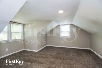 5007 Halsey St in Shawnee, KS - Foto de edificio - Building Photo