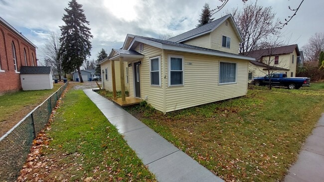 204 6th Ave in Shell Lake, WI - Building Photo - Building Photo